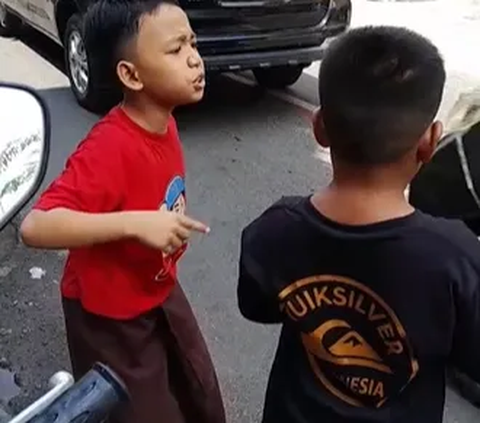 Video tersebut awalnya diunggah akun TikTok @zheera.az beberapa waktu lalu. Pemilik akun awalnya mengira keduanya tengah bertengkar karena terjadi selisih paham.