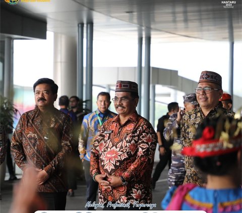 Menteri Hadi Tjahjanto Serahkan Sertifikat Tanah Seminari yang Berdiri Sejak 1987