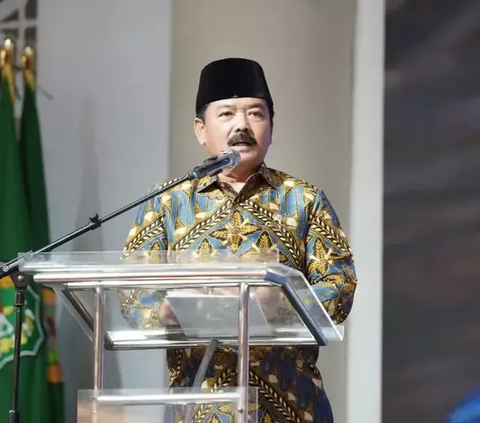 Menteri Hadi Tjahjanto Serahkan Sertifikat Tanah Seminari yang Berdiri Sejak 1987