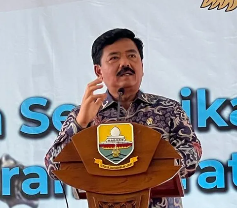 Menteri Hadi Tjahjanto Serahkan Sertifikat Tanah Seminari yang Berdiri Sejak 1987