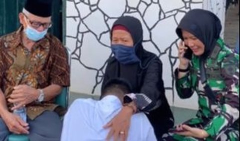 Tak Kuasa Tahan Tangis Bahagia hingga Sujud di Kaki Neneknya