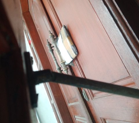 Kocak! Kurir Iseng Letakkan Paket di Tengah Gagang Pintu, Wanita Ini Jadi Terkunci di Rumah