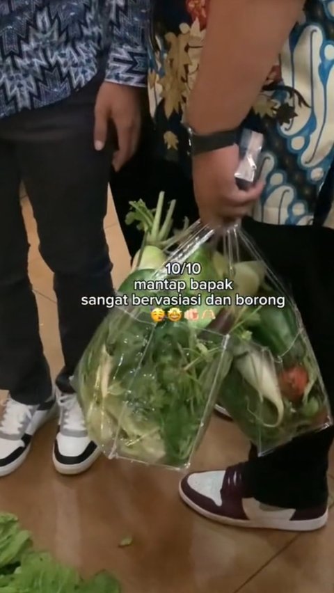 Setiap tamu yang hadir boleh mengambil berapapun sayur yang dibutuhkan. Ada yang mengambil sampai 2 tas untuk dijadikan stok bahan masak di rumah.