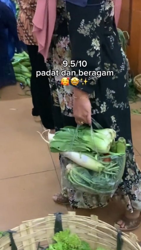 Mayoritas ibu-ibu yang datang mengambil satu jenis sayur yang disuguhkan. Ada yang mengambil buncis, lobak, pakcoy, wortel, hingga terong.