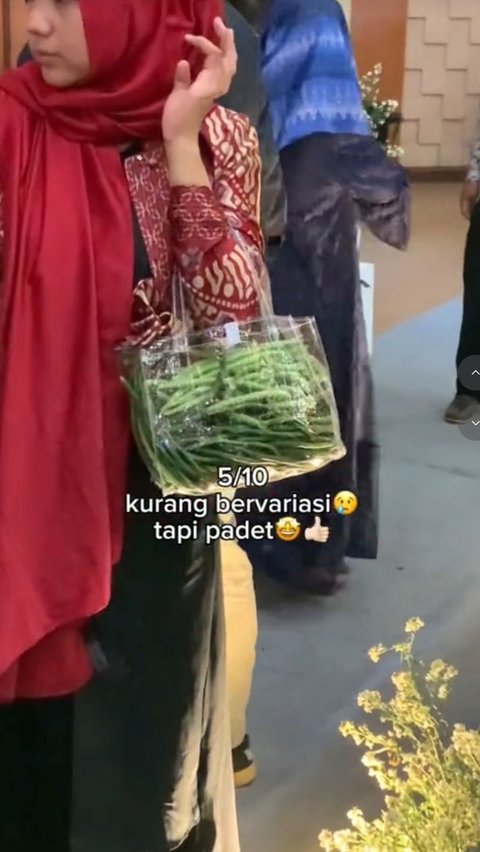 Ada juga tamu yang hadir hanya mengambil satu jenis sayur yang disuka. Meski tak beragam, tas bening souvenir ini tampak terlihat sangat penuh dan gemuk.