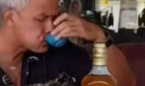 Hoaks Foto Ganjar Lagi Minum Alkohol, Simak Faktanya