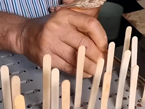 This Indian Ice Cream Looks Refreshing from the Outside, But Knowing the Manufacturing Process in the Factory Makes Your Thirst Disappear