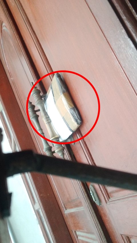 Kocak! Kurir Iseng Letakkan Paket di Tengah Gagang Pintu, Wanita Ini Jadi Terkunci di Rumah