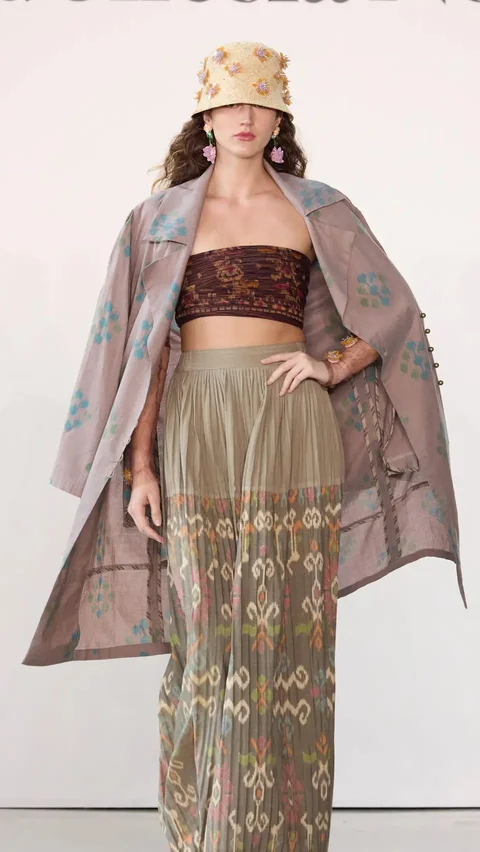 Detail lipit dan tekstur kain terlihat jelas pada desain rok panjang dan gaun-gaun dalam koleksi ini. Didiet Maulana terinspirasi oleh teknik 