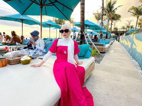 Stylish Turban Hijab Model for Vacation to the Beach