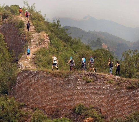 Construction Workers Destroy Part Of Great Wall Of China To Make A ...