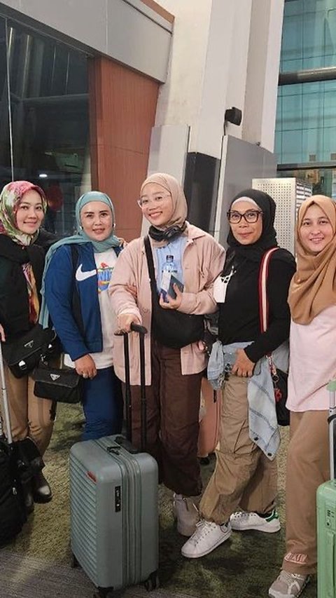 Zara bersama ibunya menyempatkan diri berfoto bersama seluruh kerabat dekat sebelum naik pesawat. Tak ada rasa sedih, seluruh kerabat yang hadir tampak senang dengan perjalanan Zara menempuh ilmu di Inggris.