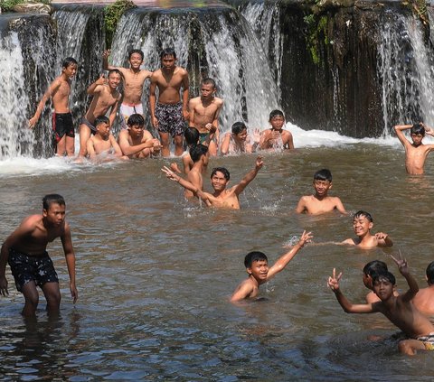FOTO: Cuaca Panas, Anak-Anak Asyik Bermain Air di Kalimalang untuk Segarkan Tubuh