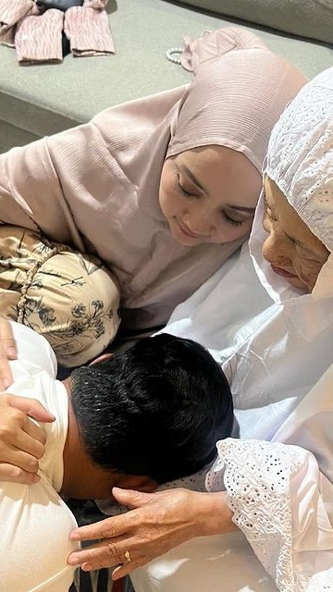 Sebelum meninggalkan Indonesia, Zara meminta doa restu kepada neneknya ditemani sang ayah. Momen haru Kang Emil bersimpuh di hadapan ibunda bersama Zara ini terekam jelas di akun milik Atalia Praratya.