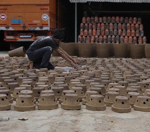 Sentra Keramik Plered merupakan salah satu tempat wisata yang wajib dikunjungi ketika singgah di Kabupaten Purwakarta. Di sana terdapat banyak pengerajin keramik yang ahli membuat beragam produk seperti vas bunga, guci, gentong air, dan sebagainya.