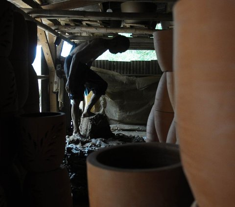 FOTO: Mengintip Pembuatan Keramik Khas Plered Purwakarta yang Mendunia