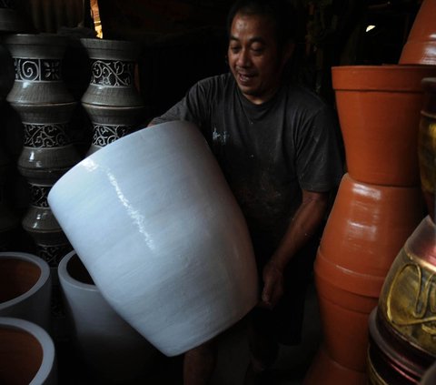 FOTO: Mengintip Pembuatan Keramik Khas Plered Purwakarta yang Mendunia