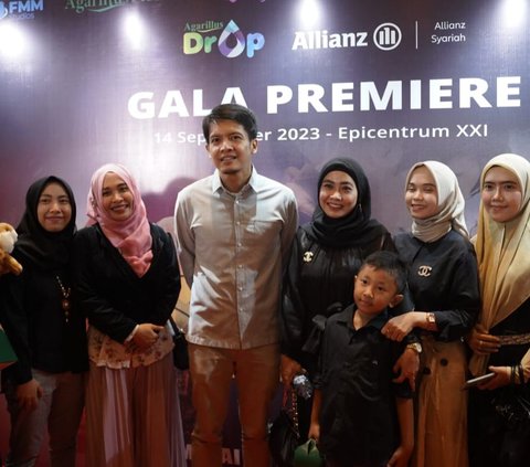 Peek at the Lineup of Artists Attending the Premiere of the Movie Sahdu, Henny Rahman and Alvin Faiz Crying