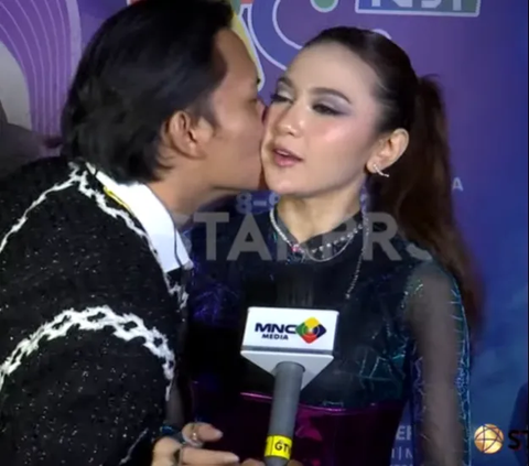 Suddenly Kissed by Rizky Febian during an Interview, Mahalini's Expression is Highlighted