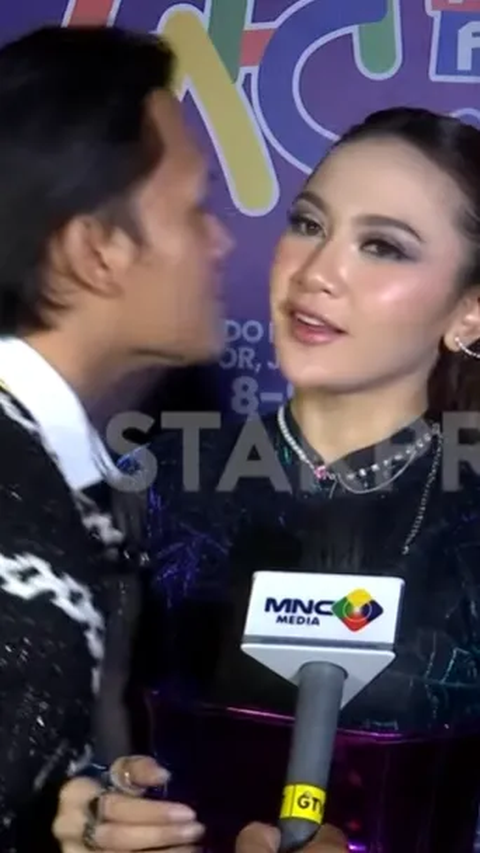 Suddenly Kissed by Rizky Febian during an Interview, Mahalini's Expression is Highlighted
