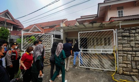 Setelah Ketua RT, satpam dan dokter tiba, jasad suami Grace dibawa oleh ambulans. Grace pergi dan menutup pintu.<br>