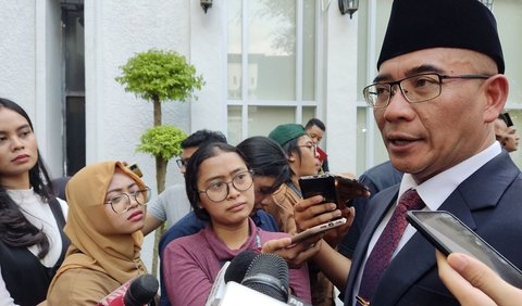 KPU tidak berhak mengomentari bakal capres yang statusnya masih sebagai pribadi biasa selama belum mendaftarkan diri ke KPU.