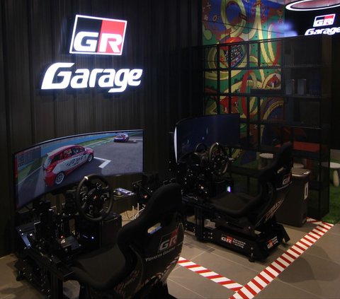 Lantai 2 GR Garage sebagai area lifestyle racing. Di lantai ini terdapat berbagai fasilitas bagi motorsport enthusiast untuk berkumpul seperti café dan lounge, serta race simulator. 