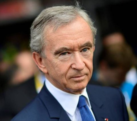 Urutan kedua ditempati oleh bos rumah mode asal Prancis Bernard Arnault, yang mengantongi kekayaan sebesar USD 171 miliar atau Rp2,6 kuadriliun.