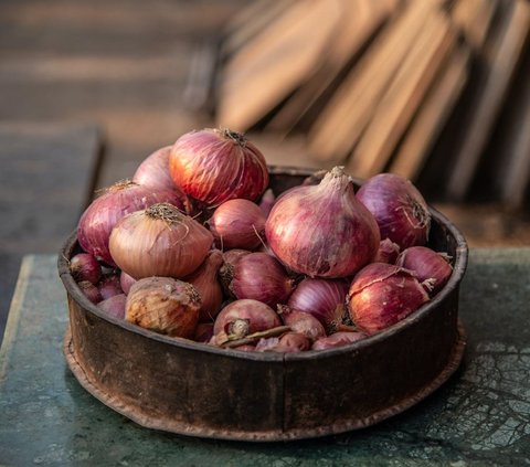 Selain itu, sangat penting untuk tetap waspada, terutama jika bayi Anda memiliki riwayat alergi terhadap bawang. Mengingat kulit bayi yang sensitif, perlu kehati-hatian ekstra saat melaksanakan tindakan ini.