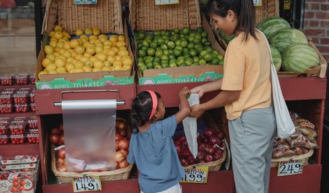 8. Berbelanja Sayur dan Buah