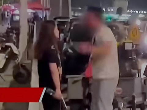 Man Screams Hysterically While Beating Himself on the Side of the Road When Confronting Suspected Cheating Wife: 'Why Get Married If This is How It Is?'
