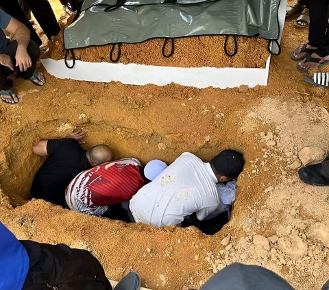 Mother Cries Bitterly at the Grave, Unable to See Her Child's 'Corpse' Enter the Tomb: 'Please Take Out My Child!'