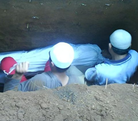 Mother Cries Bitterly at the Grave, Unable to See Her Child's 'Corpse' Enter the Tomb: 'Please Take Out My Child!'
