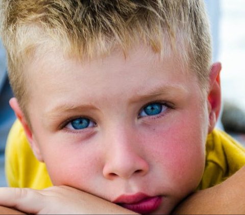 Viral Child with No Caucasian Ancestry has Blue Eyes, Shocked to Discover the Real Fact