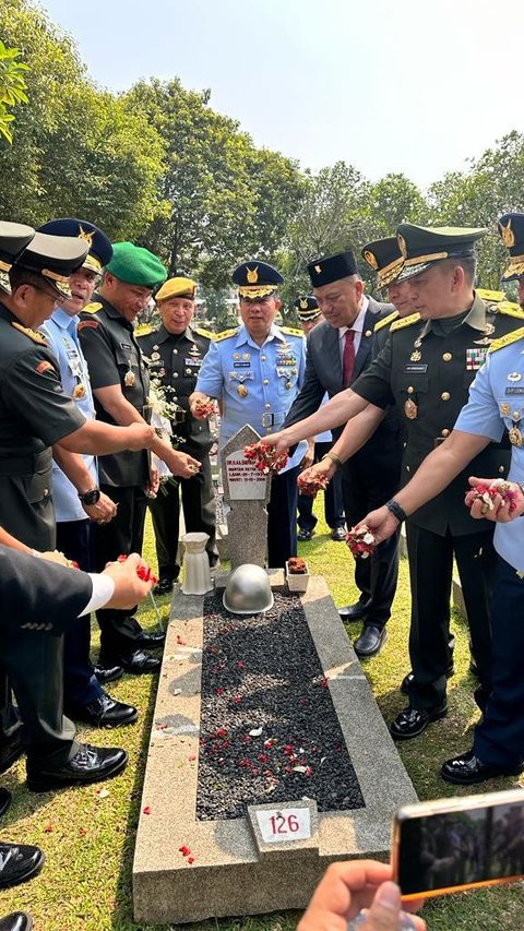  Gubernur Olly meletakan karangan bunga ke masing-masing makam serta melakukan tabur bunga. 