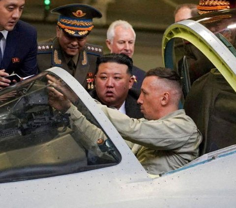 Pemimpin Korea Utara, Kim Jong-un melanjutkan lawatannya ke Rusia dengan mengunjungi pabrik pembuatan jet tempur di Komsomolsk-on-Amur, Khabarovsk, Rusia, pada 15 September 2023.