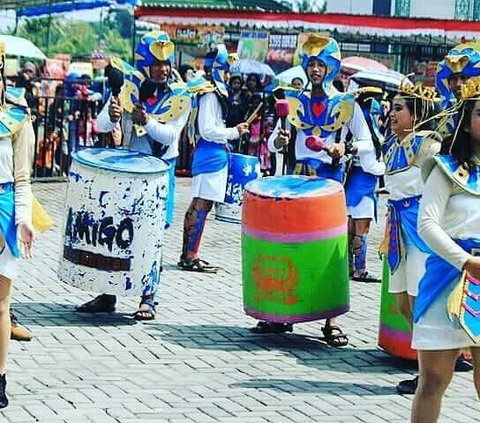 Drumblek adalah jenis kesenian perkusi tradisional dengan komposisi menyerupai drumband. Bedanya, drumblek pakai barang-barang bekas untuk jadi alat musik.