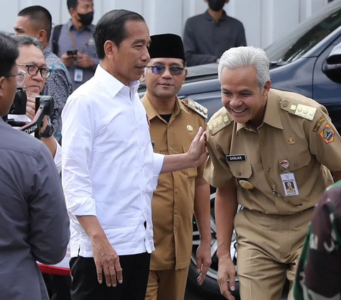 Jokowi mengimbau relawannya tidak tergesa-gesa menjatuhkan dukungan terkait kandidat bakal calon presiden 2024. Sebab, dia menilai koalisi saat ini belum final.<br>