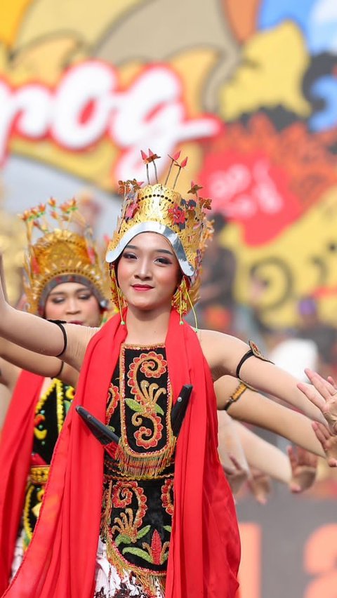 Ada Atraksi Udara TNI AU, Festival Gandrung Sewu Hipnotis Ribuan Wisatawan