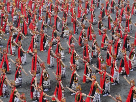 Ada Atraksi Udara TNI AU, Festival Gandrung Sewu Hipnotis Ribuan Wisatawan