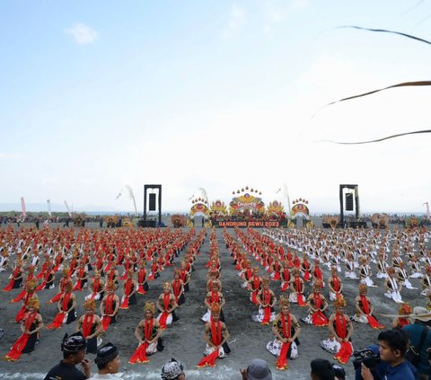 Ada Atraksi Udara TNI AU, Festival Gandrung Sewu Hipnotis Ribuan Wisatawan