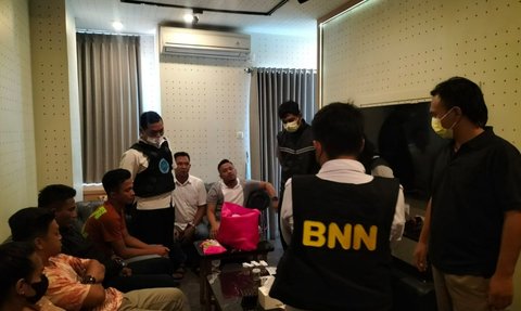 Gerebek Hotel, BNN Kota Surabaya Temukan Pesta Narkoba Dalam Kamar