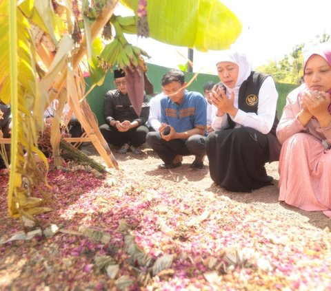 Gubernur Khofifah Hadiahkan Umrah Orang Tua Petinju Bondowoso yang Meninggal Saat Tanding