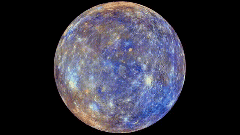 Dalam gambar tersebut, Merkurius tampak berwarna kecoklatan serta berkelir biru. Terlihat ada beberapa kawah di permukaannya.