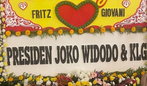 Melalui postingannya, Hotman juga terlihat membagikan potret rangkaian bunga berupa ucapan selamat dari Presiden Joko Widodo.