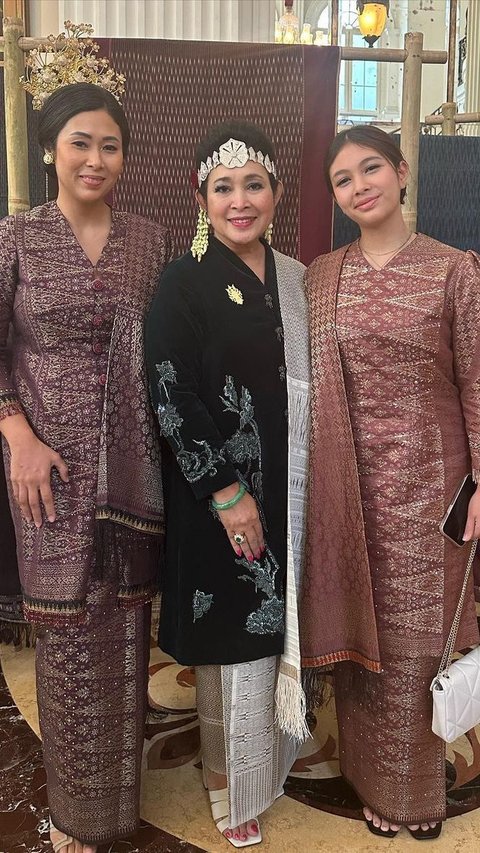 Dalam foto, Titiek terlihat tampil cantik menggunakan kain songket dan ikat kepala khas adat Batak. <br>