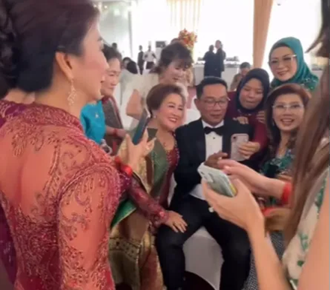 Funny Moment of Ridwan Kamil 'Stormed' by Selfie Emak-Emak at Hotman Paris' Child's Wedding, Laughing at His Way of Escaping