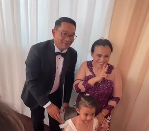 Funny Moment of Ridwan Kamil 'Stormed' by Selfie Emak-Emak at Hotman Paris' Child's Wedding, Laughing at His Way of Escaping
