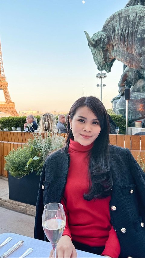 Wanita cantik ini juga hobi travelling. Mulai dari wisata di Indonesia hingga ke luar negeri.