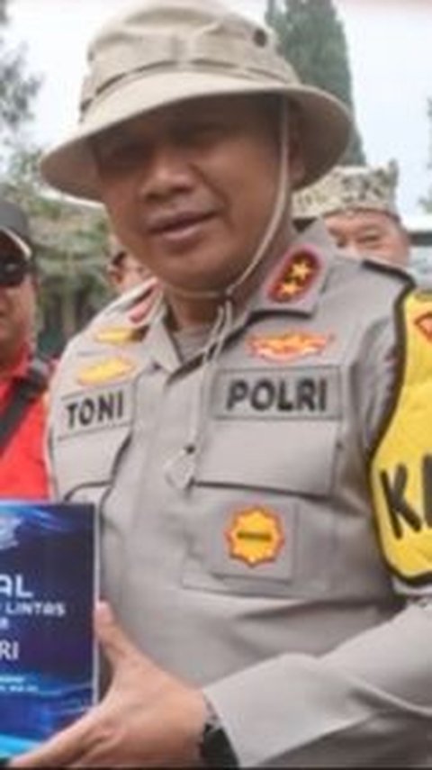 Potret gagah jenderal Polri pantau  kawasan padang savana Bromo. <br>